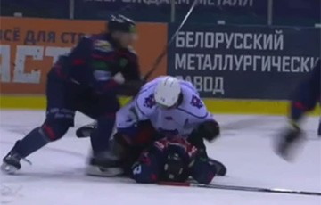 Хоккеист «Бреста» жестко избил лежачего форварда «Металлурга» в финале чемпионата Беларуси