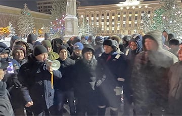 «Старик, уходи!»: в городах Казахстана протестующие жгут костры на площадях