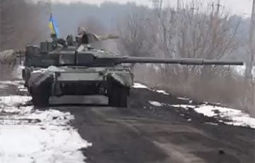 Оккупанты на танках застряли в поле и сбежали, оставив новую технику: видеофакт