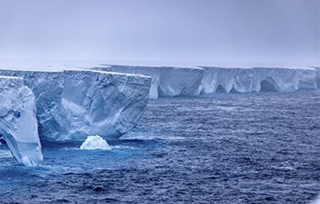 Самый большой айсберг в мире раскололся