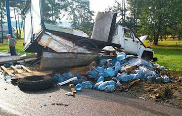 Фотофакт: На МКАД опрокинулся грузовик с питьевой водой