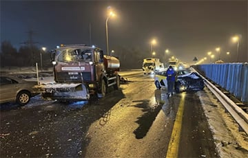 Такси в Минске влетело в МАЗ дорожников