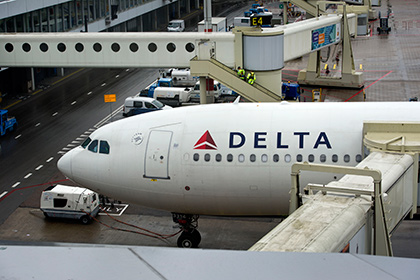 Самолет Delta Airlines съехал с взлетно-посадочной полосы в аэропорту Нью-Йорка