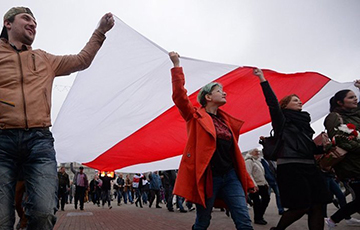 «Город наш»: минчане вывешивают национальные флаги вдоль главных улиц
