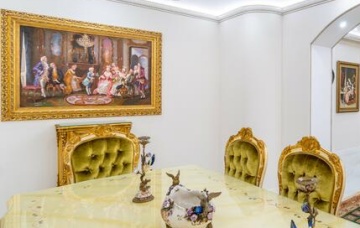 Вычурное сияние золота: в Минске продают роскошную квартиру