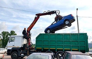 В Минске по парковкам ездил грузовик и корежил легковушки