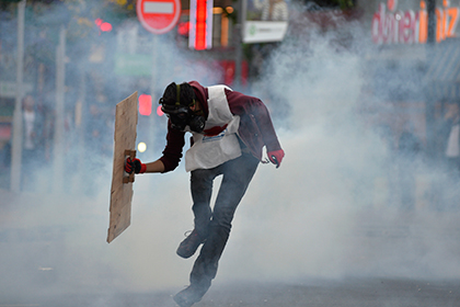 Полиция Турции разогнала десять тысяч протестующих слезоточивым газом