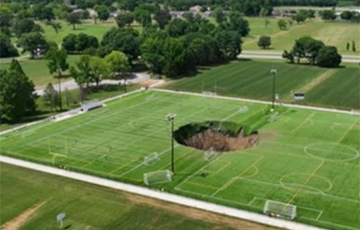 В США на месте футбольного поля появилась 30-метровая воронка
