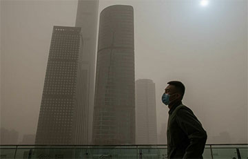 Китай опять накрыла мощная песчаная буря: фоторепортаж
