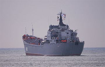 Российский десантный корабль заглох на полпути к Сирии