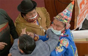 В парламенте Боливии депутаты устроили драку с борьбой на полу