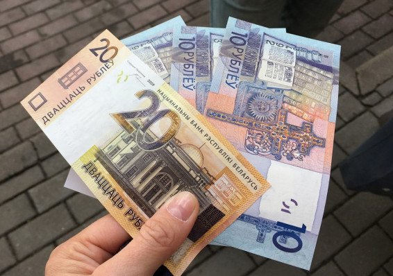 Средняя зарплата белорусов в октябре составила 1285 рублей