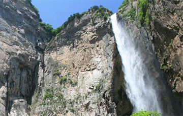 Скандал в Китае: знаменитый живописный водопад Юньтай оказался водопроводом