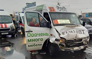 В Минске маршрутка столкнулась с троллейбусом