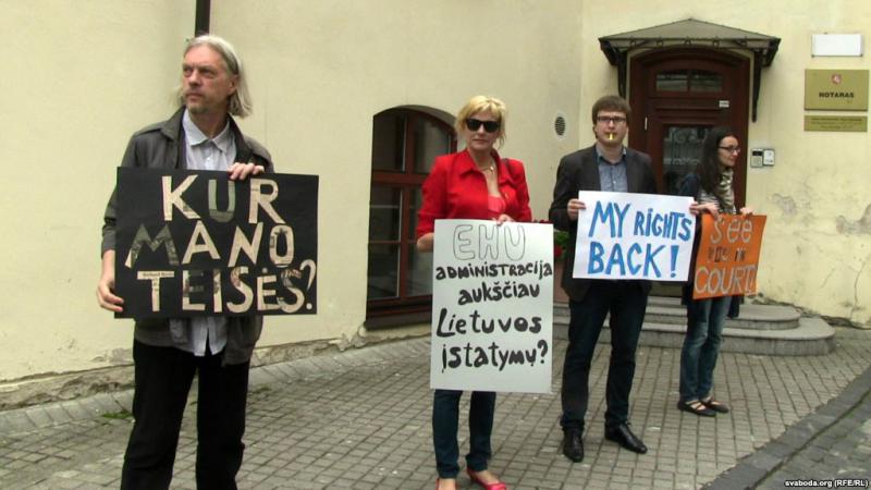 Преподаватели ЕГУ вышли на пикет в Вильнюсе
