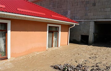 «Вода прибывает»: В Ялте дома ушли под воду и засыпаны камнями