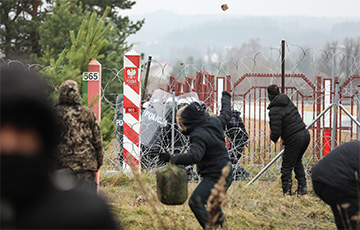 Мигранты – атакуют, а пограничники Беларуси прикрывают: Польша описала тактику нападения на границу