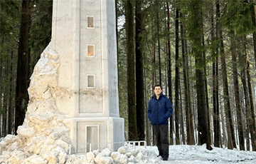 Беларус слепил из снега девятиметровый маяк