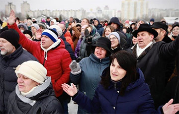 В Минске на улицы вышли протестующие и протестанты