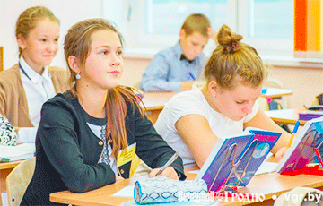 Беларусские школьники будут сдавать мобильники и носить форму
