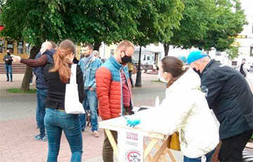 «Стоп таракан!» в Бресте: люди массово подписываются за Тихановских