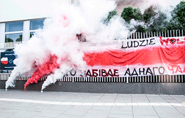 Возле посольства Беларуси в Варшаве активисты устроили яркий перформанс