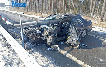 В Белыничском районе водитель на Nissan врезался в дорожное ограждение, пробившее авто насквозь