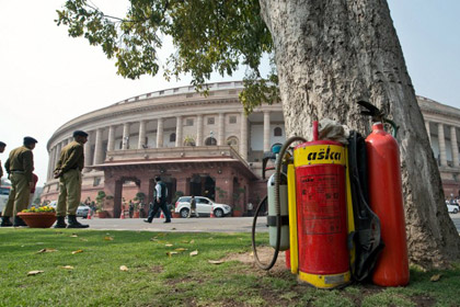 Индийские депутаты подрались в парламенте из-за нового штата