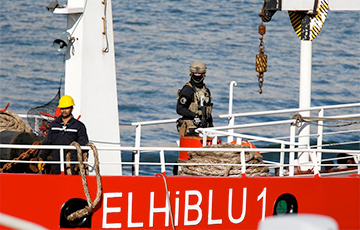 Военные взяли под контроль танкер, захваченный в Средиземном море мигрантами