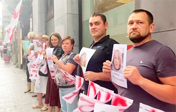 Беларусы Брюсселя вышли на акцию в поддержку Полины Шарендо-Панасюк