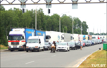 На границах с Польшей и Литвой на выезд стоят огромные очереди легковушек