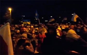 Украинцы и белорусы в Варшаве вышли с протестами к дому, где проживают дипломаты РФ