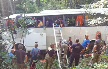 В Турции автобус с туристами упал в обрыв