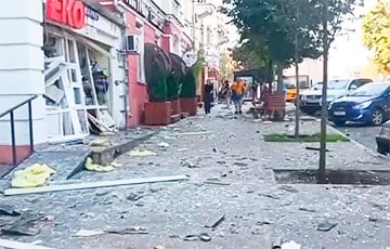 Атака баллистикой: появились кадры последствий варварского удара РФ по Чернигову