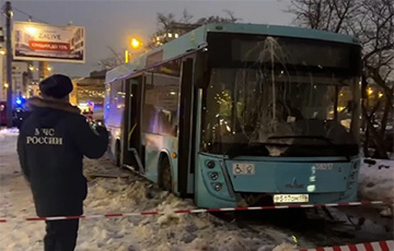 Автобус МАЗ выехал на тротуар в Санкт-Петербурге
