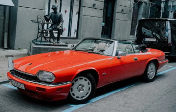 Звезда эпохи диско: в Киеве заметили раритетный спортивный Jaguar