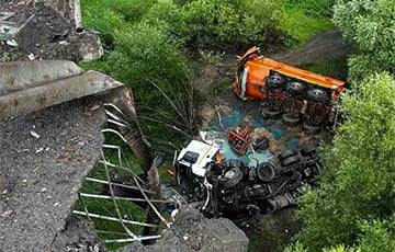 Грузовик с дизельным топливом упал с моста через Днепр