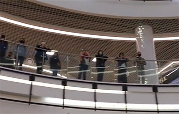 Белорусы поют «Магутны Божа» в ТЦ Dana Mall в Минске