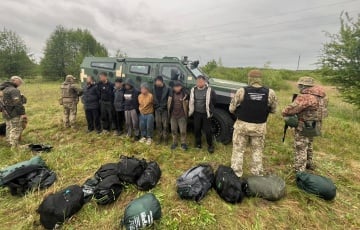 Украинские пограничники задержали группу мигрантов, прорвавшихся из Беларуси