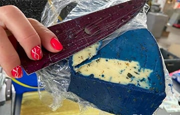 На Комаровке продают необычный сыр, который меняет цвет