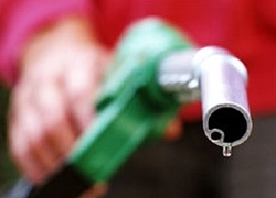Цены на бензин в США упали до минимума с 2009 года