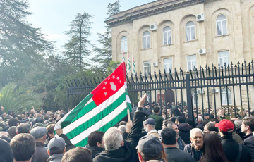 Никогда прежде абхазские протесты не развивались под антиколониальными лозунгами