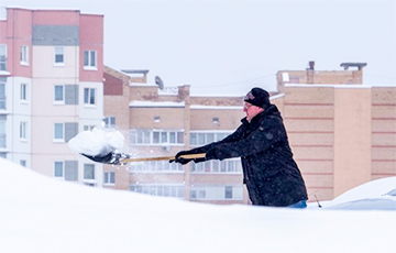 Последствия снегопада в Минске: город расчищают военные и около тысячи единиц техники