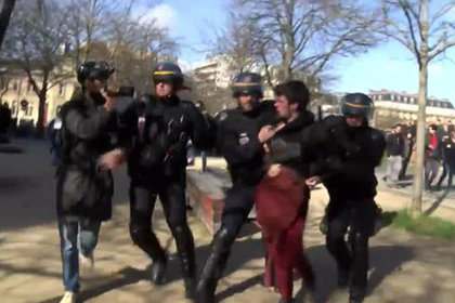 Полиция в Париже жестко разогнала митинг против полицейского насилия