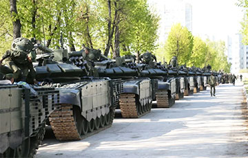 В Минск стянули военную технику