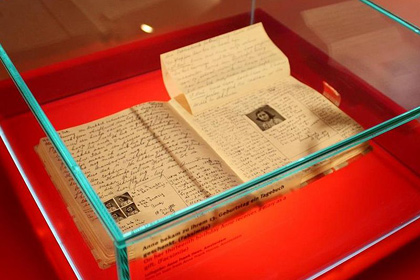 Японские вандалы испортили сотни копий дневника Анни Франк