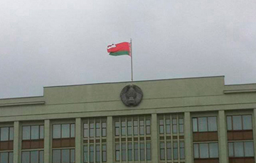Фотофакт: Ветер порвал лукашенковский флаг над Мингорисполкомом