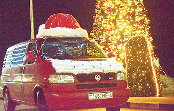 Жительница Гродно сшила для своего микроавтобуса огромную шапку Деда Мороза