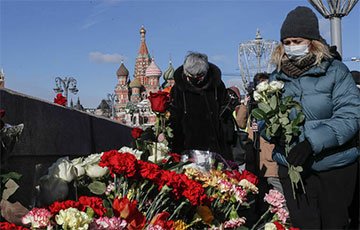 К мемориалу Бориса Немцова в Москве пришли более 9 тысяч человек