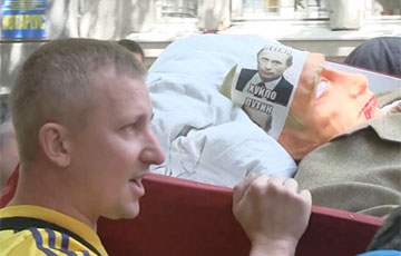 «Отстань, страна огромная!»: возле консульства РФ в Харькове прошел митинг